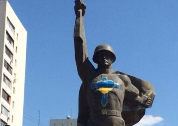 Памятник Воину-освободителю осквернили в Харькове