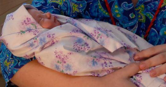 Жительница Удмуртии подарила знакомой свою новорожденную дочку