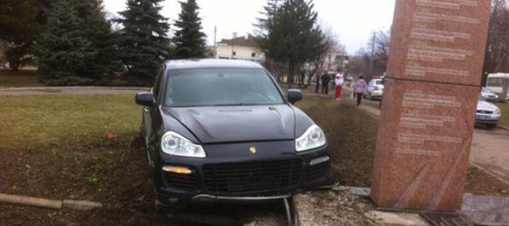 Во Владимире лихач на Porsche протаранил памятник героям ВОВ