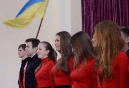 Украинские выпускники через силу спели про Бандеру