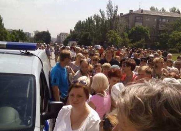 В центре Донецка доведенные до отчаяния митингующие просят их защитить от ВСУ