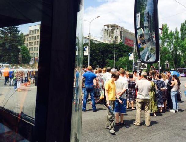 В центре Донецка доведенные до отчаяния митингующие просят их защитить от ВСУ