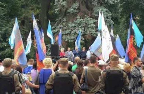 Под Раду съехались 40 автобусов силовиков, митингующие перекрыли движение на ул. Грушевского