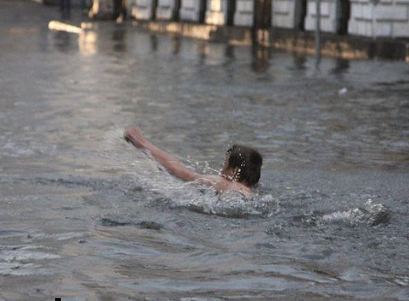 Как во время ливня москвичи переплывали Хохловский переулок