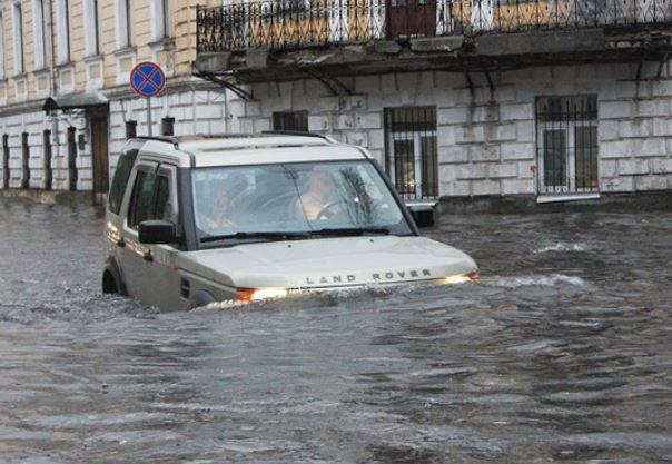 Как во время ливня москвичи переплывали Хохловский переулок