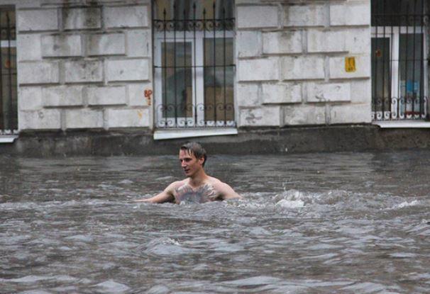 Как во время ливня москвичи переплывали Хохловский переулок