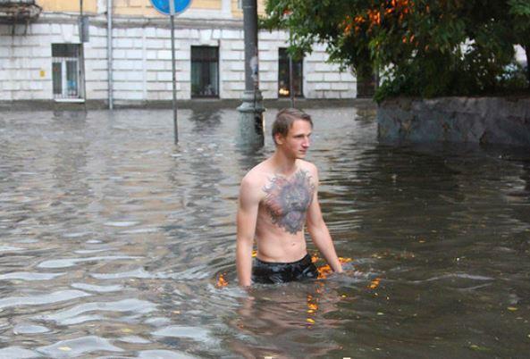 Как во время ливня москвичи переплывали Хохловский переулок