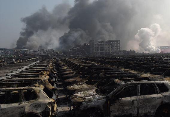 Фотографии и видео последствий мощных взрывов и пожара в Китае