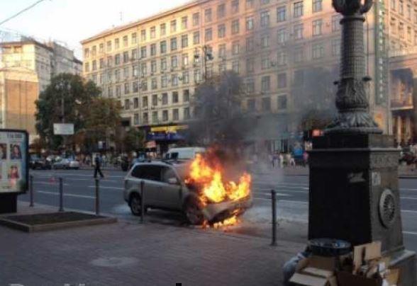 На Майдане сгорел автомобиль посольства США